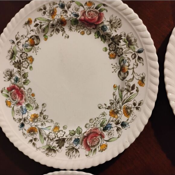 White and Red Floral Plate  Set - Picture 4 of 7